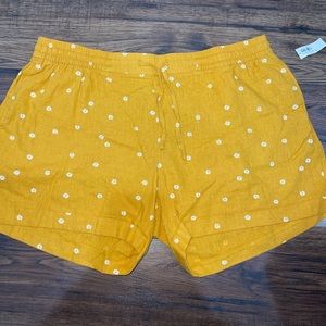 NWT white flower print Shorts